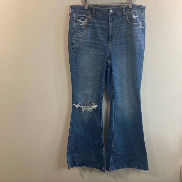 AMERICAN EAGLE Sz 14S Super High Rise Flare Torn Knee Mid-Wash Jeans - Picture 2 of 13